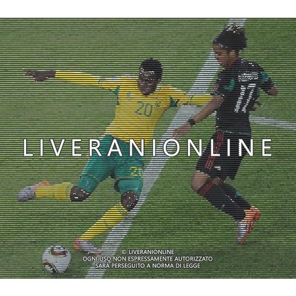 (100611) -- JOHANNESBURG, June 11, 2010 () -- South Africa\'s Bongani Khumalo (L) vies with Mexico\'s Giovani Dos Santos during a group A match of the 2010 FIFA World Cup at Soccer City stadium in Soweto, suburban Johannesburg, on June 11, 2010. The match ended with a 1-1 tie. (/Li Ga) (ly) ©Photoshot/Agenzia Aldo Liverani Sas - ITALY ONLY: SUDAFRICA - MESSICO FIFA WORLD CUP CAMPIONATI MONDIALI SUD AFRICA 2010