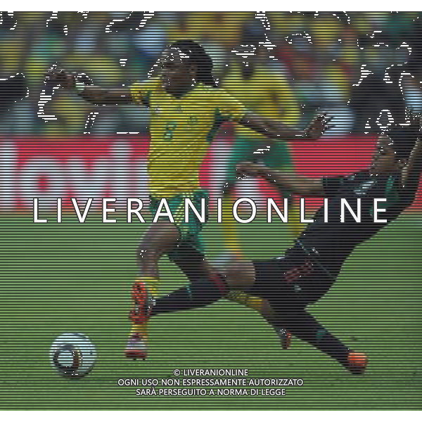 (100611) -- JOHANNESBURG, June 11, 2010 () -- South Africa\'s player Siphiwe Tshabalala (L) vies with a Mexican player during a group A match of the 2010 FIFA World Cup at Soccer City stadium in Soweto, suburban Johannesburg, on June 11, 2010. The match ended with a 1-1 tie. (/Guo Yong) (ljq) ©Photoshot/Agenzia Aldo Liverani Sas - ITALY ONLY: SUDAFRICA - MESSICO FIFA WORLD CUP CAMPIONATI MONDIALI SUD AFRICA 2010