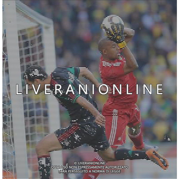 (100611) -- JOHANNESBURG, June 11, 2010 () -- South Africa\'s goalkeeper Itumeleng Khune (R) saves the ball during a group A match of the 2010 FIFA World Cup against Mexico at Soccer City stadium in Soweto, suburban Johannesburg, on June 11, 2010. The match ended with a 1-1 tie. (/Wang Yuguo) (ly) ©Photoshot/Agenzia Aldo Liverani Sas - ITALY ONLY: SUDAFRICA - MESSICO FIFA WORLD CUP CAMPIONATI MONDIALI SUD AFRICA 2010