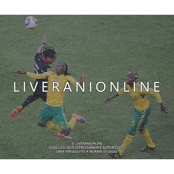 (100611) -- JOHANNESBURG, June 11, 2010 () -- South Africa\'s Reneilwe Letsholonyane (C) vies with Mexico\'s Giovani Dos Santos (L) during a group A match of the 2010 FIFA World Cup at Soccer City stadium in Soweto, suburban Johannesburg, on June 11, 2010. The match ended with a 1-1 tie. (/Li Ga) (ly) ©Photoshot/Agenzia Aldo Liverani Sas - ITALY ONLY: SUDAFRICA - MESSICO FIFA WORLD CUP CAMPIONATI MONDIALI SUD AFRICA 2010