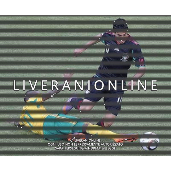 (100611) -- JOHANNESBURG, June 11, 2010 () -- South Africa\'s Teko Modise (L) vies with Mexico\'s Carlos Vela during a group A match of the 2010 FIFA World Cup at Soccer City stadium in Soweto, suburban Johannesburg, on June 11, 2010. The match ended with a 1-1 tie. (/Li Ga) (ly) ©Photoshot/Agenzia Aldo Liverani Sas - ITALY ONLY: SUDAFRICA - MESSICO FIFA WORLD CUP CAMPIONATI MONDIALI SUD AFRICA 2010