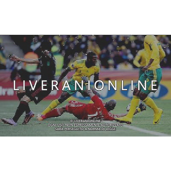 (100611) -- JOHANNESBURG, June 11, 2010 () -- Teko Modise (C) of South Africa vies with a player of Mexico during a group A match of the 2010 FIFA World Cup at Soccer City stadium in Soweto, suburban Johannesburg, on June 11, 2010. The match ended with a 1-1 tie. (/Wang Yuguo) (ly) ©Photoshot/Agenzia Aldo Liverani Sas - ITALY ONLY: SUDAFRICA - MESSICO FIFA WORLD CUP CAMPIONATI MONDIALI SUD AFRICA 2010