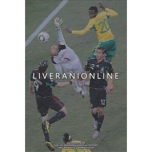 (100611) -- JOHANNESBURG, June 11, 2010 () -- Mexico\'s goalkeeper Oscar Perez (L2) saves the ball during a group A match of the 2010 FIFA World Cup against South Africa at Soccer City stadium in Soweto, suburban Johannesburg, on June 11, 2010. The match ended with a 1-1 tie. (/Li Ga) (ly) ©Photoshot/Agenzia Aldo Liverani Sas - ITALY ONLY: SUDAFRICA - MESSICO FIFA WORLD CUP CAMPIONATI MONDIALI SUD AFRICA 2010