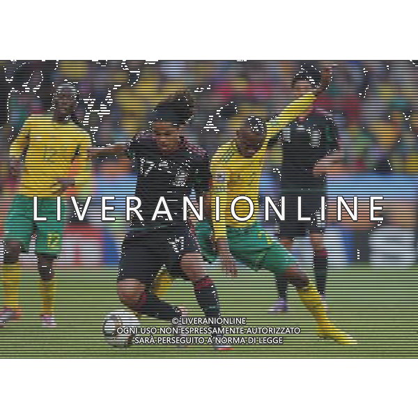 (100611) -- JOHANNESBURG, June 11, 2010 () -- Siboniso Gaxa (R Front) of South Africa vies with Giovani Dos Santos (L Front) of Mexico during a group A match of the 2010 FIFA World Cup at Soccer City stadium in Soweto, suburban Johannesburg, on June 11, 2010. (/Wang Yuguo) (ly) ©Photoshot/Agenzia Aldo Liverani Sas - ITALY ONLY: SUDAFRICA - MESSICO FIFA WORLD CUP CAMPIONATI MONDIALI SUD AFRICA 2010
