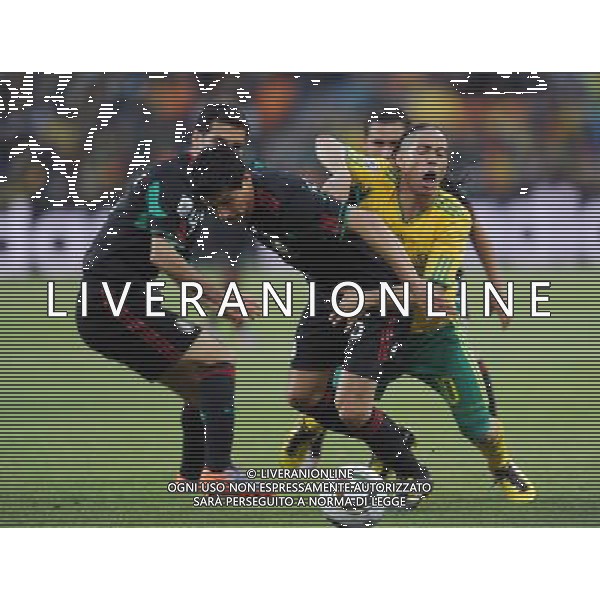 (100611) -- JOHANNESBURG, June 11, 2010 () -- Steven Pienaar (R Front) of South Africa vies with a player of Mexico (L2) during a group A match of the 2010 FIFA World Cup at Soccer City stadium in Soweto, suburban Johannesburg, on June 11, 2010. (/Wang Yuguo) (ly) ©Photoshot/Agenzia Aldo Liverani Sas - ITALY ONLY: SUDAFRICA - MESSICO FIFA WORLD CUP CAMPIONATI MONDIALI SUD AFRICA 2010