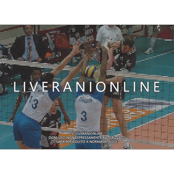 PIACENZA 28/01/04 QUARTI DI FINALE COPPA CEV DI PALLAVOLO COPRASYSTEL PIACENZA-DINAMO MOSCA nella foto una schiacciata di botti massimo* Ph gigi arcaini/ag.aldo liverani