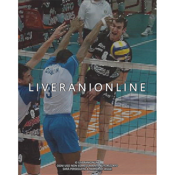 PIACENZA 28/01/04 QUARTI DI FINALE COPPA CEV DI PALLAVOLO COPRASYSTEL PIACENZA-DINAMO MOSCA nella foto una schiacciata di botti massimo* Ph gigi arcaini/ag.aldo liverani