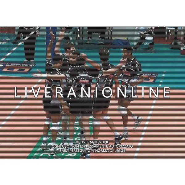 PIACENZA 28/01/04 QUARTI DI FINALE COPPA CEV DI PALLAVOLO COPRASYSTEL PIACENZA-DINAMO MOSCA nella foto esultanza coprasystel* Ph gigi arcaini/ag.aldo liverani