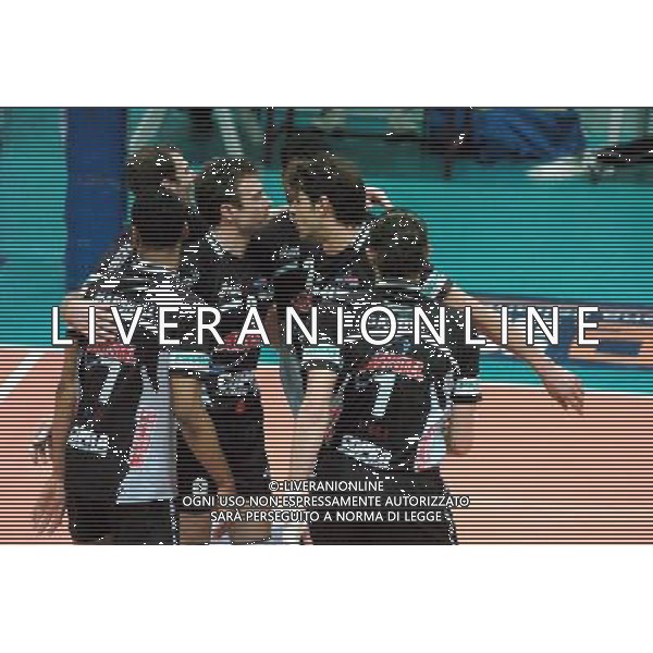 PIACENZA 28/01/04 QUARTI DI FINALE COPPA CEV DI PALLAVOLO COPRASYSTEL PIACENZA-DINAMO MOSCA nella foto esultanza coprasystel* Ph gigi arcaini/ag.aldo liverani