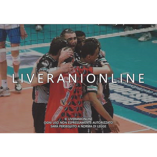 PIACENZA 28/01/04 QUARTI DI FINALE COPPA CEV DI PALLAVOLO COPRASYSTEL PIACENZA-DINAMO MOSCA nella foto esultanza di piacenza a fine partita* Ph gigi arcaini/ag.aldo liverani