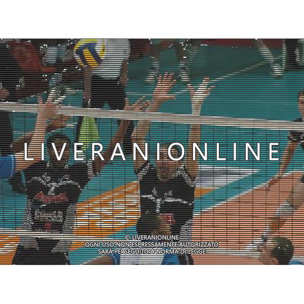 PIACENZA 28/01/04 QUARTI DI FINALE COPPA CEV DI PALLAVOLO COPRASYSTEL PIACENZA-DINAMO MOSCA nella foto un muro di gardini andrea e hernandez osvaldo* Ph gigi arcaini/ag.aldo liverani
