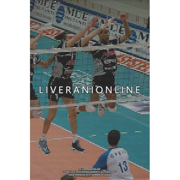PIACENZA 28/01/04 QUARTI DI FINALE COPPA CEV DI PALLAVOLO COPRASYSTEL PIACENZA-DINAMO MOSCA nella foto un muro di gardini andreae marshall leonell* Ph gigi arcaini/ag.aldo liverani