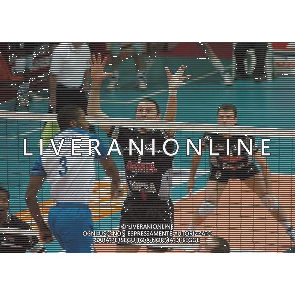 PIACENZA 28/01/04 QUARTI DI FINALE COPPA CEV DI PALLAVOLO COPRASYSTEL PIACENZA-DINAMO MOSCA nella foto un muro di gardini andrea* Ph gigi arcaini/ag.aldo liverani