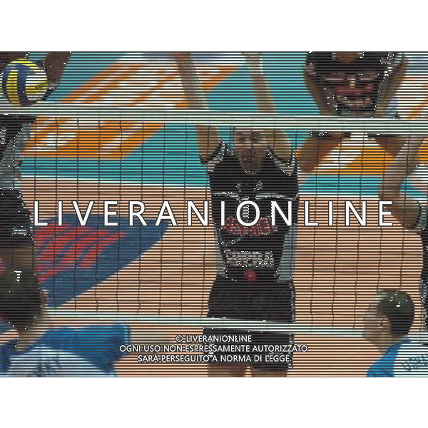 PIACENZA 28/01/04 QUARTI DI FINALE COPPA CEV DI PALLAVOLO COPRASYSTEL PIACENZA-DINAMO MOSCA nella foto un muro di gardini andrea* Ph gigi arcaini/ag.aldo liverani