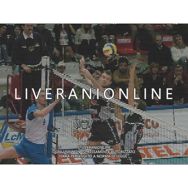 PIACENZA 28/01/04 QUARTI DI FINALE COPPA CEV DI PALLAVOLO COPRASYSTEL PIACENZA-DINAMO MOSCA nella foto muro di grbic nikola* Ph gigi arcaini/ag.aldo liverani