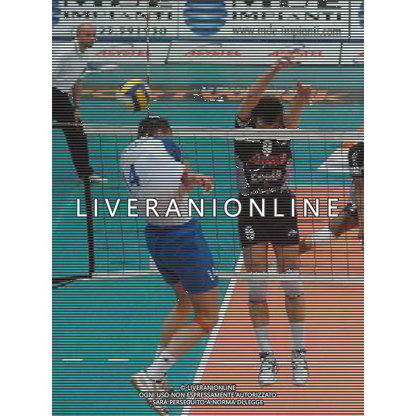 PIACENZA 28/01/04 QUARTI DI FINALE COPPA CEV DI PALLAVOLO COPRASYSTEL PIACENZA-DINAMO MOSCA nella foto un muro di grbic nicola* Ph gigi arcaini/ag.aldo liverani