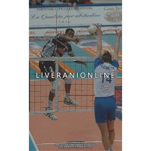 PIACENZA 28/01/04 QUARTI DI FINALE COPPA CEV DI PALLAVOLO COPRASYSTEL PIACENZA-DINAMO MOSCA nella foto una schiacciata di hernandez osvaldo* Ph gigi arcaini/ag.aldo liverani