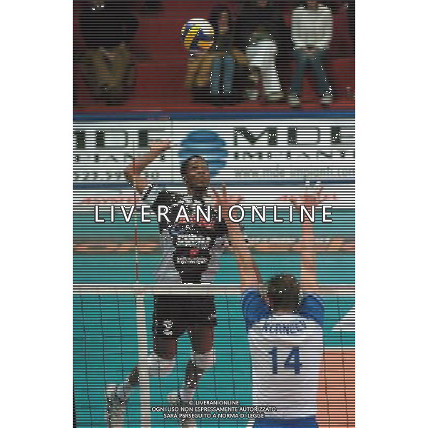 PIACENZA 28/01/04 QUARTI DI FINALE COPPA CEV DI PALLAVOLO COPRASYSTEL PIACENZA-DINAMO MOSCA nella foto una schiacciata di hernandez osvaldo* Ph gigi arcaini/ag.aldo liverani