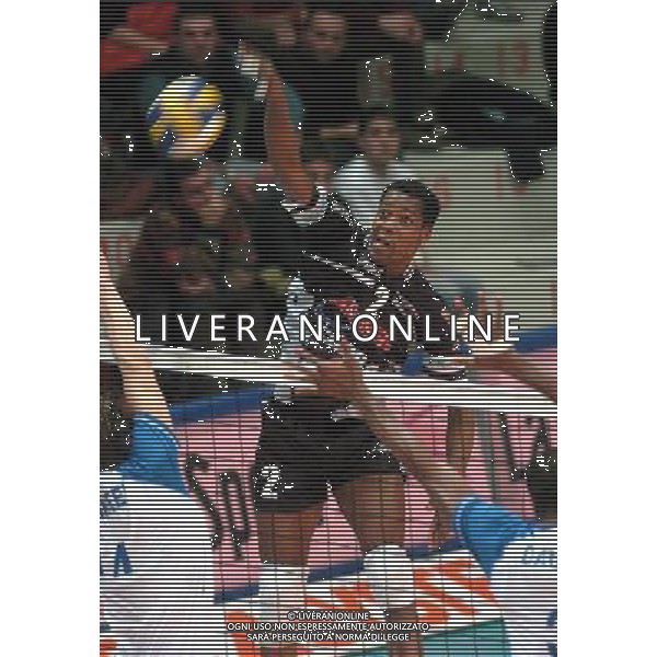 PIACENZA 28/01/04 QUARTI DI FINALE COPPA CEV DI PALLAVOLO COPRASYSTEL PIACENZA-DINAMO MOSCA nella foto una schiacciata di hernandez osvaldo* Ph gigi arcaini/ag.aldo liverani