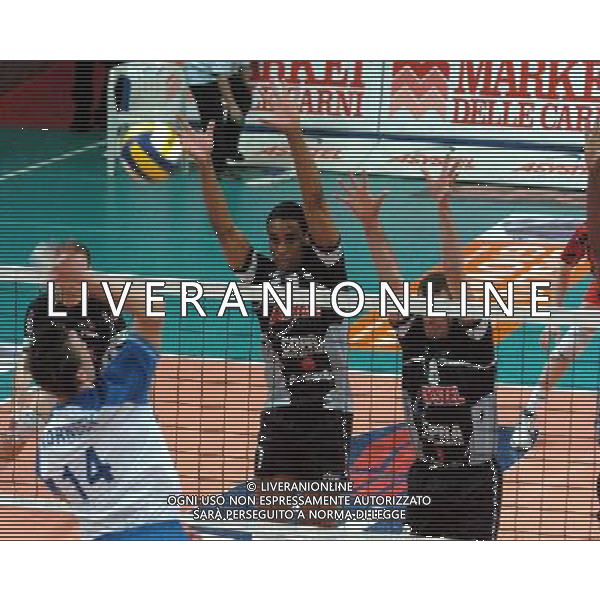 PIACENZA 28/01/04 QUARTI DI FINALE COPPA CEV DI PALLAVOLO COPRASYSTEL PIACENZA-DINAMO MOSCA nella foto un muro di marshall leonell e botti massimo* Ph gigi arcaini/ag.aldo liverani