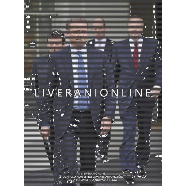 (100616) -- WASHINGTON, June 16, 2010 () -- British Petroleum Chairman Carl-Henric Svanberg, Chief Executive Tony Hayward, Managing Director Robert Dudley and BP America President Lamar McKay (from front to back) walk out of the White House after meeting with U.S. President Barack Obama in Washington D.C., the United States, June 16, 2010. After talking with top BP executives in the White House, U.S. President Barack Obama on Wednesday announced that British oil giant BP has agreed to put about 20 billion U.S. dollars into an escrow account for claims related to the Gulf of Mexico oil spill. (/Zhang Jun) (zw) ©Photoshot/Agenzia Aldo Liverani Sas - ITALY ONLY - WASHINGTON: CARL-HENRIC SVANBERG Presidente della BP incontra il Presidente Americano Barack Obama alla Casa Bianca