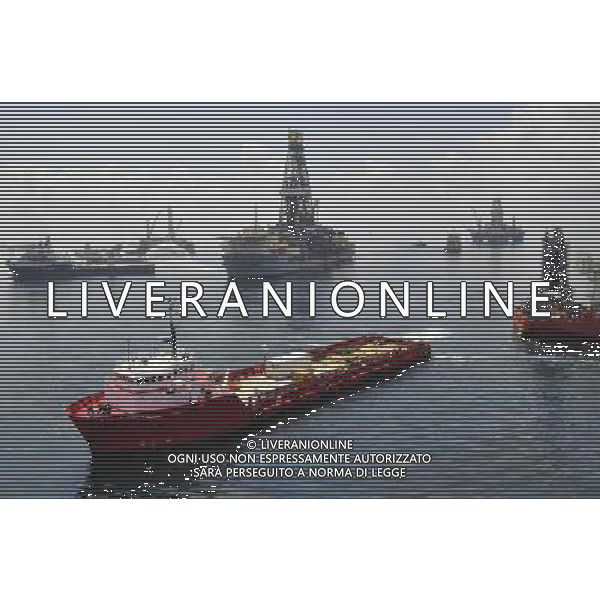 (100616) -- WASHINGTON, June 16, 2010 () -- Ships and drilling rigs surround the Discoverer Enterprise as it continues to recover oil from the Deepwater Horizon drill site in the Gulf of Mexico on June 15, 2010. U.S. President Barack Obama on June 16 announced that British oil giant BP has agreed to put about 20 billion U.S. dollars into an escrow account for claims related to the Gulf of Mexico oil spill. (/U.S. Coast Guard/Bob Laura) (zw) ©Photoshot/Agenzia Aldo Liverani Sas - ITALY ONLY - Navi nel golfo del messico continuano il recupero del greggio fuoriuscito dalla piattaforma della BP