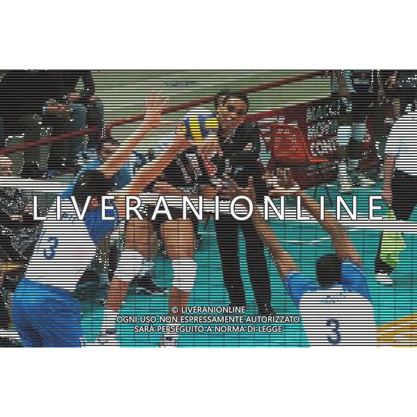 PIACENZA 28/01/04 QUARTI DI FINALE COPPA CEV DI PALLAVOLO COPRASYSTEL PIACENZA-DINAMO MOSCA nella foto una schiacciata di marshall leonell* Ph gigi arcaini/ag.aldo liverani