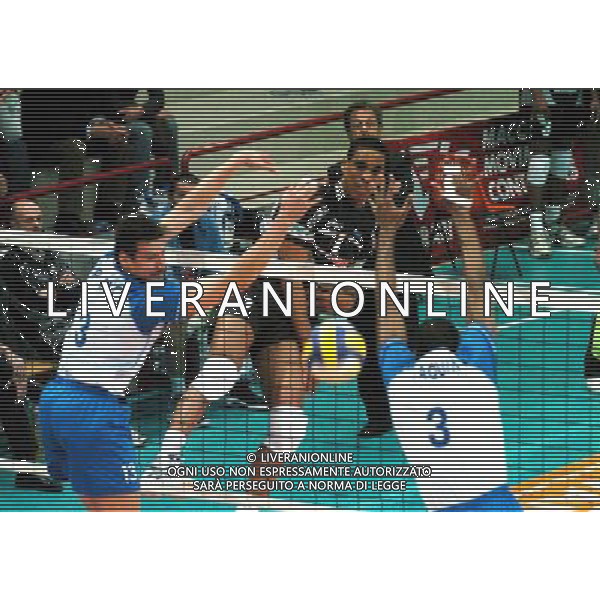 PIACENZA 28/01/04 QUARTI DI FINALE COPPA CEV DI PALLAVOLO COPRASYSTEL PIACENZA-DINAMO MOSCA nella foto una schiacciata di marshall leonell* Ph gigi arcaini/ag.aldo liverani