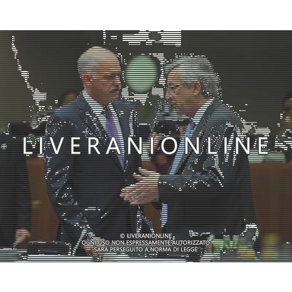 (100617) -- BRUSSELS, June 17, 2010 -- Portuguese Prime Minister Jose Socrates (L) talks with Luxembourg\'s Prime Minister Jean-Claude Juncker during the European Union (EU) summit in Brussels June 17, 2010. Wu Wei) (nxl) ©Photoshot/Agenzia Aldo Liverani Sas - ITALY ONLY - Bruxelles: Vertice dei Leaders dell\'Unione Europea (UE) per adottare formalmente nuova strategia per la crescita e l\'occupazione per i prossimi 10 anni