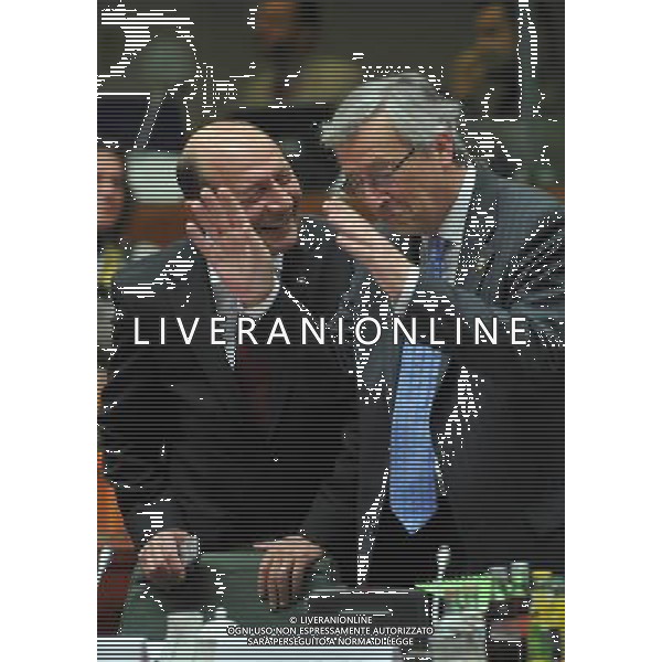 (100617) -- BRUSSELS, June 17, 2010 -- Luxembourg\'s Prime Minister Jean-Claude Juncker (R) talks with Romanian President Traian Basescu during the European Union (EU) summit in Brussels June 17, 2010. Wu Wei) (nxl) ©Photoshot/Agenzia Aldo Liverani Sas - ITALY ONLY - Bruxelles: Vertice dei Leaders dell\'Unione Europea (UE) per adottare formalmente nuova strategia per la crescita e l\'occupazione per i prossimi 10 anni