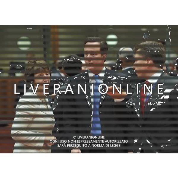 (100617) -- BRUSSELS, June 17, 2010 -- British Prime Minister David Cameron (C) talks with European Union\'s foreign policy chief Catherine Ashton (L) during the European Union (EU) summit in Brussels June 17, 2010. Wu Wei) (nxl) ©Photoshot/Agenzia Aldo Liverani Sas - ITALY ONLY - Bruxelles: Vertice dei Leaders dell\'Unione Europea (UE) per adottare formalmente nuova strategia per la crescita e l\'occupazione per i prossimi 10 anni