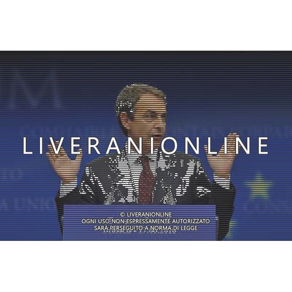 (100617) -- BRUSSELS, June 17, 2010 -- Spain\'s Prime Minister Jose Luis Rodriguez Zapatero attends a press conference after the European Union (EU) Summit at the EU headquarters in Brussels, capital of Belgium, on June 17, 2010. Zapatero on Thursday dismissed recent rumors that the country was seeking outside financial aid to counter a Greek-style financial crisis. Wu Wei) (zw) ©Photoshot/Agenzia Aldo Liverani Sas - ITALY ONLY - Bruxelles: Vertice dei Leaders dell\'Unione Europea (UE) per adottare formalmente nuova strategia per la crescita e l\'occupazione per i prossimi 10 anni