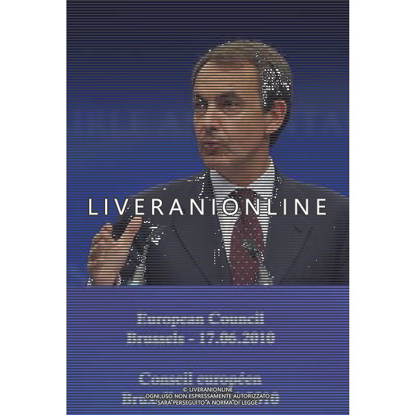(100617) -- BRUSSELS, June 17, 2010 -- Spain\'s Prime Minister Jose Luis Rodriguez Zapatero attends a press conference after the European Union (EU) Summit at the EU headquarters in Brussels, capital of Belgium, on June 17, 2010. Zapatero on Thursday dismissed recent rumors that the country was seeking outside financial aid to counter a Greek-style financial crisis. Wu Wei) (zw) ©Photoshot/Agenzia Aldo Liverani Sas - ITALY ONLY - Bruxelles: Vertice dei Leaders dell\'Unione Europea (UE) per adottare formalmente nuova strategia per la crescita e l\'occupazione per i prossimi 10 anni
