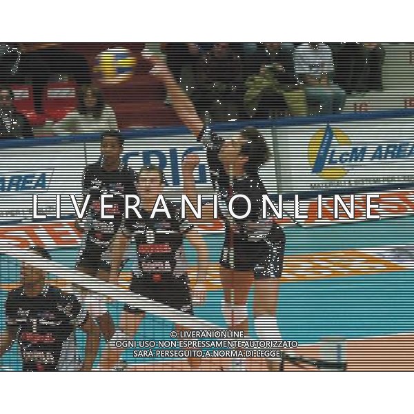 PIACENZA 28/01/04 QUARTI DI FINALE COPPA CEV DI PALLAVOLO COPRASYSTEL PIACENZA-DINAMO MOSCA nella foto una schiacciata di zlatanov hristo* Ph gigi arcaini/ag.aldo liverani