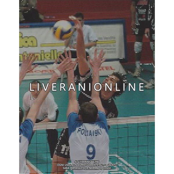 PIACENZA 28/01/04 QUARTI DI FINALE COPPA CEV DI PALLAVOLO COPRASYSTEL PIACENZA-DINAMO MOSCA nella foto una schiacciata di zlatanov hristo* Ph gigi arcaini/ag.aldo liverani