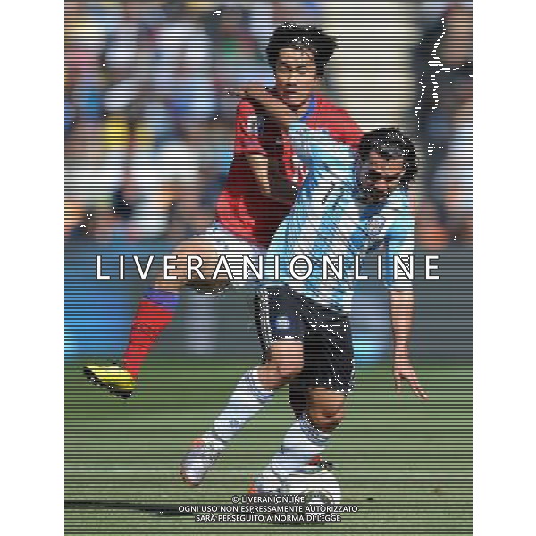 (100617) -- JOHANNESBURG, June 17, 2010 -- Argentina\'s Carlos Tevez (Front) vies with a player of South Korea during a 2010 World Cup Group B match between Argentina and South Korea at the Soccer City stadium in Soweto, suburban Johannesburg, South Africa, on June 17, 2010. Argentina beat South Korea 4-1. Wang Yuguo) (zc) ©Photoshot/Agenzia Aldo Liverani Sas - ITALY ONLY - ARGENTINA - COREA DEL SUD FIFA WORLD CUP CAMPIONATI MONDIALI SUD AFRICA 2010