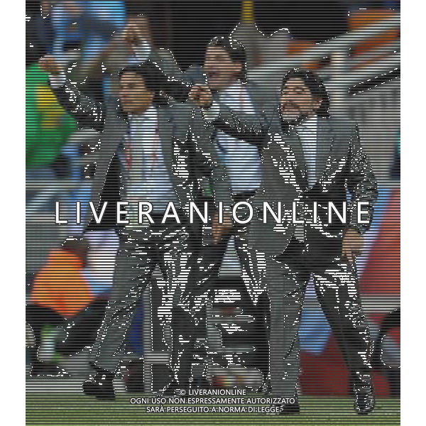 (100617) -- JOHANNESBURG, June 17, 2010 -- Diego Maradona (R), head coach of Argentina, instructs players during a 2010 World Cup Group B match between Argentina and South Korea at the Soccer City stadium in Soweto, suburban Johannesburg, South Africa, on June 17, 2010. Argentina beat South Korea 4-1. Wang Yuguo) (zc) ©Photoshot/Agenzia Aldo Liverani Sas - ITALY ONLY - ARGENTINA - COREA DEL SUD FIFA WORLD CUP CAMPIONATI MONDIALI SUD AFRICA 2010