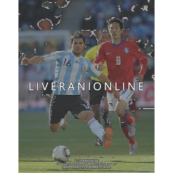 (100617) -- JOHANNESBURG, June 17, 2010 -- Argentina\'s Sergio Aguero(L) vies with South Korea\'s Kim Jung-Woo during a 2010 World Cup Group B match between Argentina and South Korea at the Soccer City stadium in Soweto, suburban Johannesburg, South Africa, on June 17, 2010. Argentina won 4-1. Guo Yong) (ljq) ©Photoshot/Agenzia Aldo Liverani Sas - ITALY ONLY - ARGENTINA - COREA DEL SUD FIFA WORLD CUP CAMPIONATI MONDIALI SUD AFRICA 2010