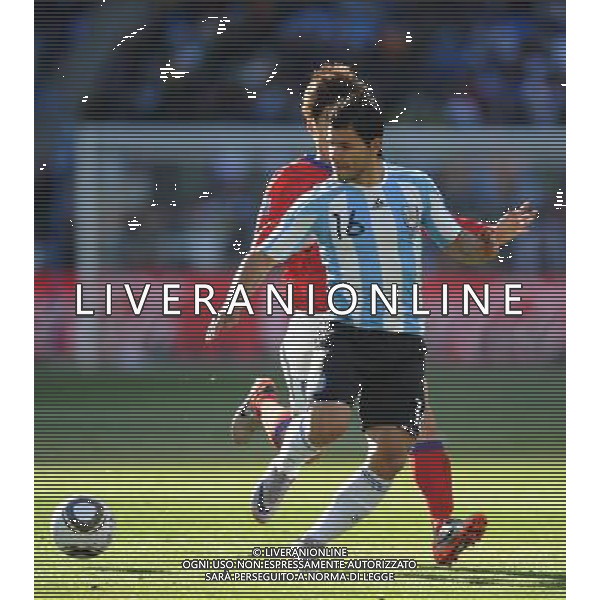 (100617) -- JOHANNESBURG, June 17, 2010 -- Argentina\'s Sergio Aguero(front) is defended by a South Korea\'s player during a 2010 World Cup Group B match between Argentina and South Korea at the Soccer City stadium in Soweto, suburban Johannesburg, South Africa, on June 17, 2010. Guo Yong) (ljq) ©Photoshot/Agenzia Aldo Liverani Sas - ITALY ONLY - ARGENTINA - COREA DEL SUD FIFA WORLD CUP CAMPIONATI MONDIALI SUD AFRICA 2010