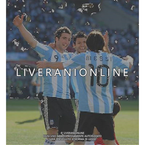 (100617) -- JOHANNESBURG, June 17, 2010 -- Argentina\'s Gonzalo Higuain (L) celebrates with his teammates after scoring the third goal during a 2010 World Cup Group B match between Argentina and South Korea at the Soccer City stadium in Soweto, suburban Johannesburg, South Africa, on June 17, 2010. Wang Yuguo) (zc) ©Photoshot/Agenzia Aldo Liverani Sas - ITALY ONLY - ARGENTINA - COREA DEL SUD FIFA WORLD CUP CAMPIONATI MONDIALI SUD AFRICA 2010
