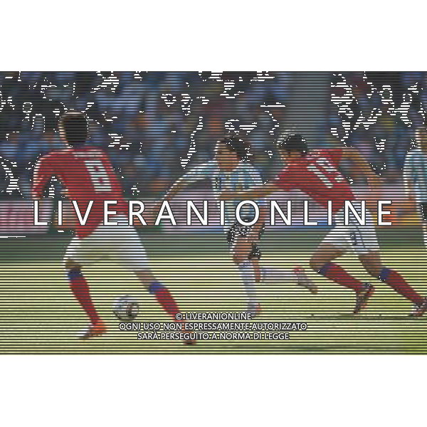 (100617) -- JOHANNESBURG, June 17, 2010 -- Argentina\'s Carlos Tevez(C) vies with South Korea\'s Yeom Ki-Hun(R) and Kim Jung-Woo during a 2010 World Cup Group B match between Argentina and South Korea at the Soccer City stadium in Soweto, suburban Johannesburg, South Africa, on June 17, 2010. Guo Yong) (ljq) ©Photoshot/Agenzia Aldo Liverani Sas - ITALY ONLY - ARGENTINA - COREA DEL SUD FIFA WORLD CUP CAMPIONATI MONDIALI SUD AFRICA 2010