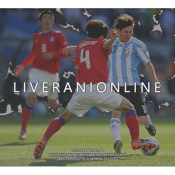 (100617) -- JOHANNESBURG, June 17, 2010 -- Argentina\'s Lionel Messi(R) vies with South Korea\'s Cho Yong-Hyung during a 2010 World Cup Group B match between Argentina and South Korea at the Soccer City stadium in Soweto, suburban Johannesburg, South Africa, on June 17, 2010. Guo Yong) (ljq) ©Photoshot/Agenzia Aldo Liverani Sas - ITALY ONLY - ARGENTINA - COREA DEL SUD FIFA WORLD CUP CAMPIONATI MONDIALI SUD AFRICA 2010