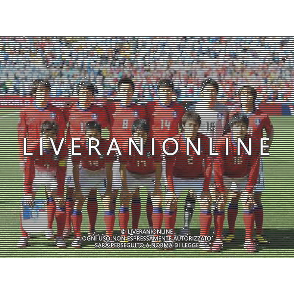 (100617) -- JOHANNESBURG, June 17, 2010 - FORMAZIONE COREA DEL SUD - South Korea\'s players pose before a 2010 World Cup Group B match between Argentina and South Korea at the Soccer City stadium in Soweto, suburban Johannesburg, South Africa, on June 17, 2010. Guo Yong) (ljq) ©Photoshot/Agenzia Aldo Liverani Sas - ITALY ONLY - ARGENTINA - COREA DEL SUD FIFA WORLD CUP CAMPIONATI MONDIALI SUD AFRICA 2010