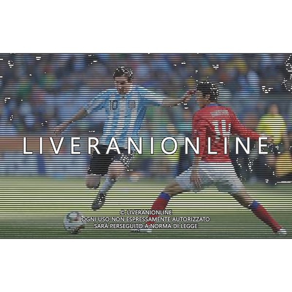 (100617) -- JOHANNESBURG, June 17, 2010 -- Argentina\'s Lionel Messi (L) kicks the ball during a 2010 World Cup Group B match between Argentina and South Korea at the Soccer City stadium in Soweto, suburban Johannesburg, South Africa, on June 17, 2010. Wang Yuguo) (zc) ©Photoshot/Agenzia Aldo Liverani Sas - ITALY ONLY - ARGENTINA - COREA DEL SUD FIFA WORLD CUP CAMPIONATI MONDIALI SUD AFRICA 2010