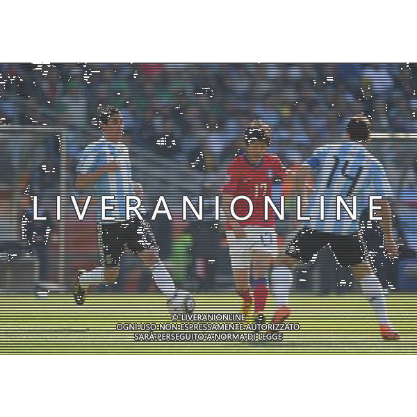 (100617) -- JOHANNESBURG, June 17, 2010 -- South Korea\'s Lee Chung-Yong(C) breaks through during a 2010 World Cup Group B match between Argentina and South Korea at the Soccer City stadium in Soweto, suburban Johannesburg, South Africa, on June 17, 2010. Guo Yong) (ljq) ©Photoshot/Agenzia Aldo Liverani Sas - ITALY ONLY - ARGENTINA - COREA DEL SUD FIFA WORLD CUP CAMPIONATI MONDIALI SUD AFRICA 2010