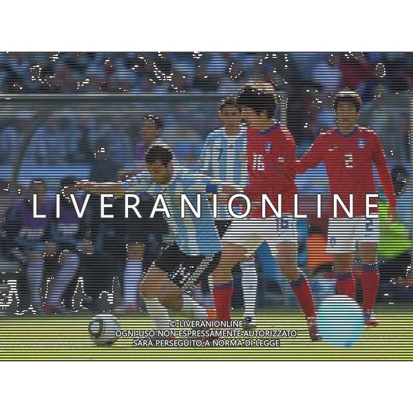 (100617) -- JOHANNESBURG, June 17, 2010 -- Argentina\'s Javier Mascherano(L) breaks through while a blue air balloon falls on the court during a 2010 World Cup Group B match between Argentina and South Korea at the Soccer City stadium in Soweto, suburban Johannesburg, South Africa, on June 17, 2010. Guo Yong) (ljq) ©Photoshot/Agenzia Aldo Liverani Sas - ITALY ONLY - ARGENTINA - COREA DEL SUD FIFA WORLD CUP CAMPIONATI MONDIALI SUD AFRICA 2010