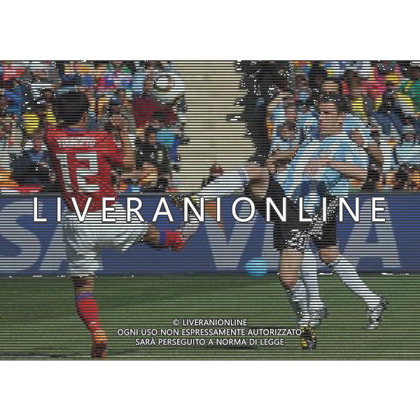 (100617) -- JOHANNESBURG, June 17, 2010 -- Argentina\'s Maxi Rodr¬»guez (R) vies with South Korea\'s Lee Young-Pyo during a 2010 World Cup Group B match between Argentina and South Korea at the Soccer City stadium in Soweto, suburban Johannesburg, South Africa, on June 17, 2010. Wang Yuguo) (zc) ©Photoshot/Agenzia Aldo Liverani Sas - ITALY ONLY - ARGENTINA - COREA DEL SUD FIFA WORLD CUP CAMPIONATI MONDIALI SUD AFRICA 2010