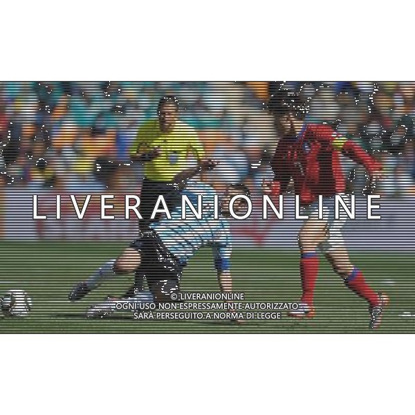 (100617) -- JOHANNESBURG, June 17, 2010 -- Argentina\'s Javier Mascherano (L) vies with South Korea\'s Park Ji-Sung during a 2010 World Cup Group B match between Argentina and South Korea at the Soccer City stadium in Soweto, suburban Johannesburg, South Africa, on June 17, 2010. Wang Yuguo) (zc) ©Photoshot/Agenzia Aldo Liverani Sas - ITALY ONLY - ARGENTINA - COREA DEL SUD FIFA WORLD CUP CAMPIONATI MONDIALI SUD AFRICA 2010