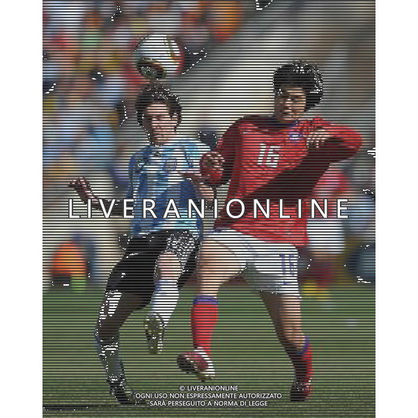 (100617) -- JOHANNESBURG, June 17, 2010 -- Argentina\'s Lionel Messi (L) vies with South Korea\'s Ki Sung-Yueng during a 2010 World Cup Group B match between Argentina and South Korea at the Soccer City stadium in Soweto, suburban Johannesburg, South Africa, on June 17, 2010. Wang Yuguo) (zc) ©Photoshot/Agenzia Aldo Liverani Sas - ITALY ONLY - ARGENTINA - COREA DEL SUD FIFA WORLD CUP CAMPIONATI MONDIALI SUD AFRICA 2010