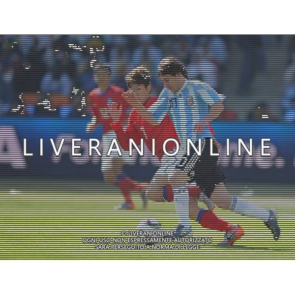 (100617) -- JOHANNESBURG, June 17, 2010 -- Argentina\'s Lionel Messi(R) breaks through during a 2010 World Cup Group B match between Argentina and South Korea at the Soccer City stadium in Soweto, suburban Johannesburg, South Africa, on June 17, 2010. Guo Yong) (ljq) ©Photoshot/Agenzia Aldo Liverani Sas - ITALY ONLY - ARGENTINA - COREA DEL SUD FIFA WORLD CUP CAMPIONATI MONDIALI SUD AFRICA 2010